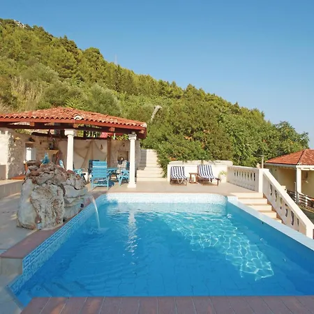 Holiday home Gorgeous In With Outdoor Swimming Pool Cara