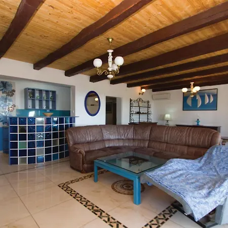 Pet Friendly In Čara